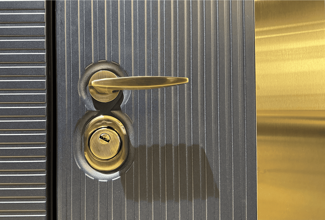 Алюминиевые вставки в&nbsp;золотом цвете придают двери статность и&nbsp;необычность, становясь ярким дизайнерским акцентом.