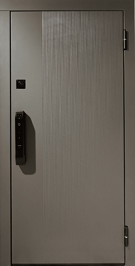 Внешняя дверь зеленого цвета с золотой отделкой, имеет три прямоугольные панели. Внутренняя дверь белого цвета с более простым дизайном.