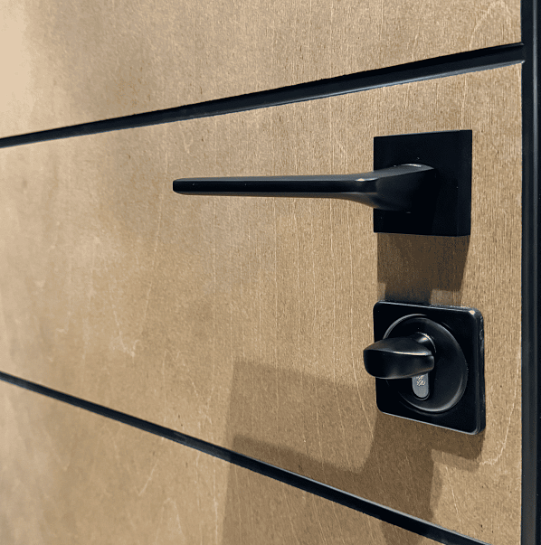 Снаружи ручка-рейлинг с&nbsp;электронной системой открывания обеспечивает максимальный комфорт и&nbsp;удобство в&nbsp;эксплуатации.