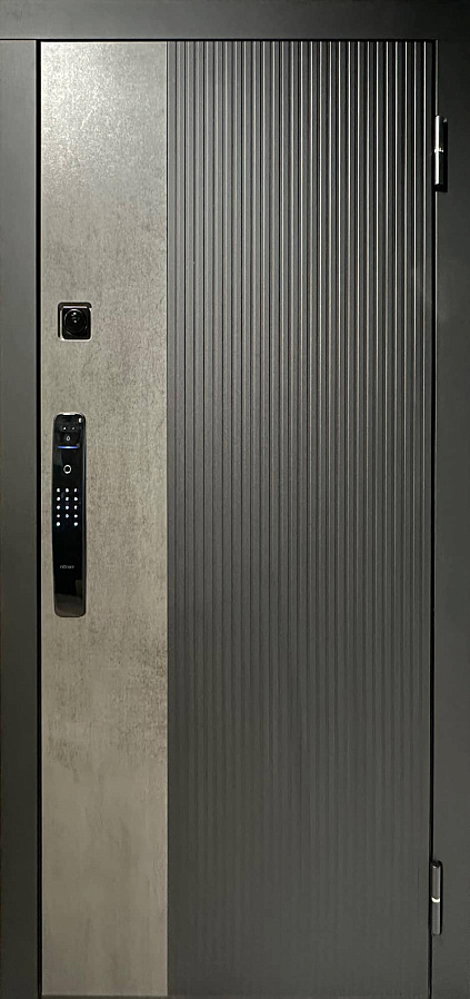 Внешняя дверь зеленого цвета с золотой отделкой, имеет три прямоугольные панели. Внутренняя дверь белого цвета с более простым дизайном.