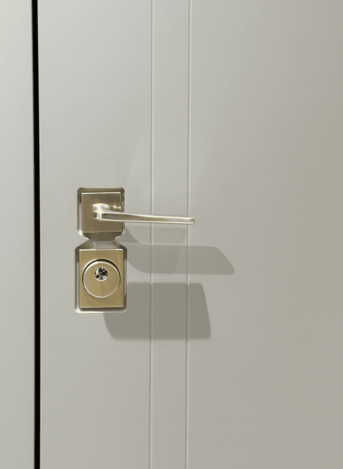 Ручка в&nbsp;цвете &laquo;сатиновое золото&raquo; добавляет утончённый акцент и&nbsp;подчёркивает элегантный характер двери.