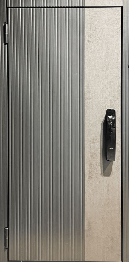 Внешняя дверь зеленого цвета с золотой отделкой, имеет три прямоугольные панели. Внутренняя дверь белого цвета с более простым дизайном.