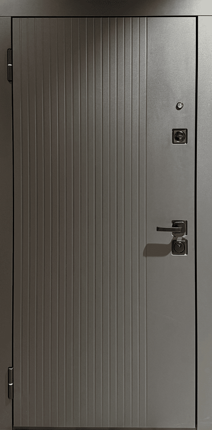 Внешняя дверь зеленого цвета с золотой отделкой, имеет три прямоугольные панели. Внутренняя дверь белого цвета с более простым дизайном.