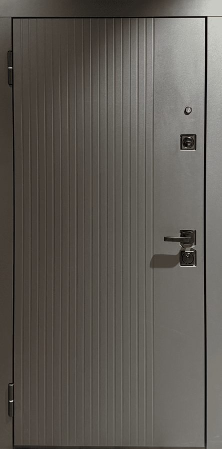 Внешняя дверь зеленого цвета с золотой отделкой, имеет три прямоугольные панели. Внутренняя дверь белого цвета с более простым дизайном.