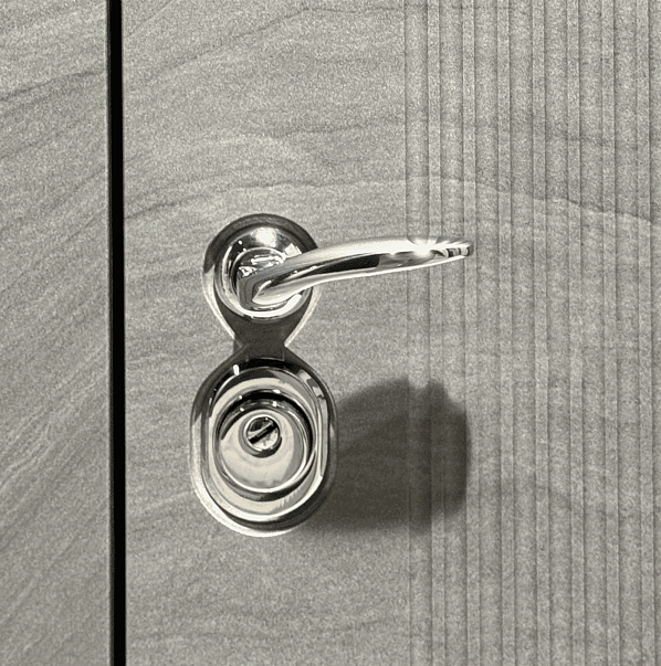 На&nbsp;внутренней стороне фурнитура создаёт выразительный акцент, гармонично сочетаясь со&nbsp;светлой отделкой и&nbsp;усиливая элегантность конструкции.