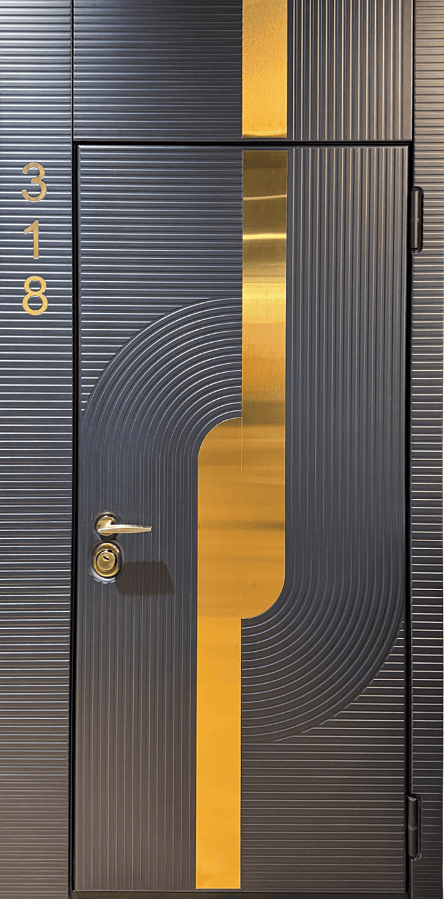 Внешняя дверь зеленого цвета с золотой отделкой, имеет три прямоугольные панели. Внутренняя дверь белого цвета с более простым дизайном.