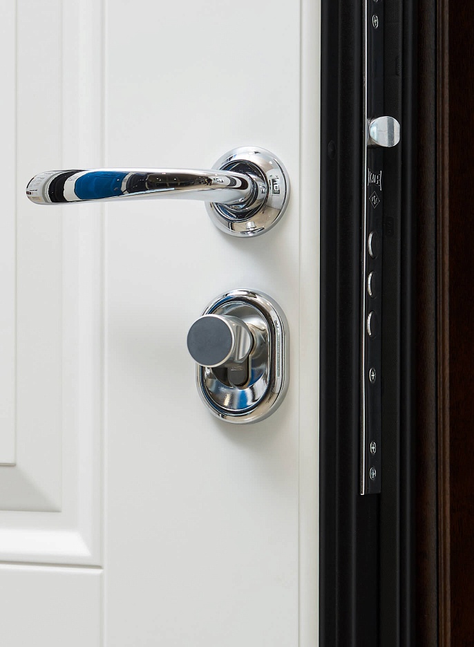 Металл толщиной 1,5 мм сложно повредить или взрезать, поэтому дверь надёжно защищена