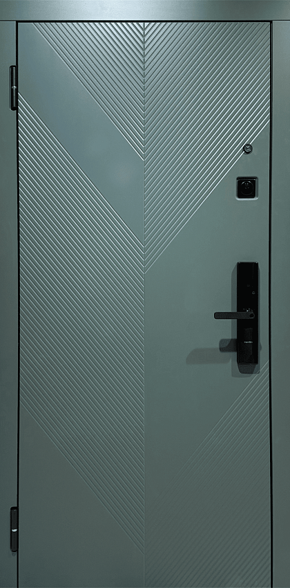 Внешняя дверь зеленого цвета с золотой отделкой, имеет три прямоугольные панели. Внутренняя дверь белого цвета с более простым дизайном.