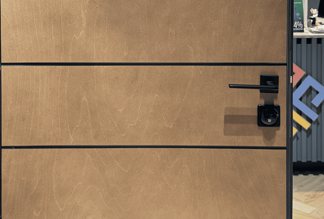 Внутренняя отделка наполнит интерьер особым уютом и стилем, создавая тёплую атмосферу в прихожей.