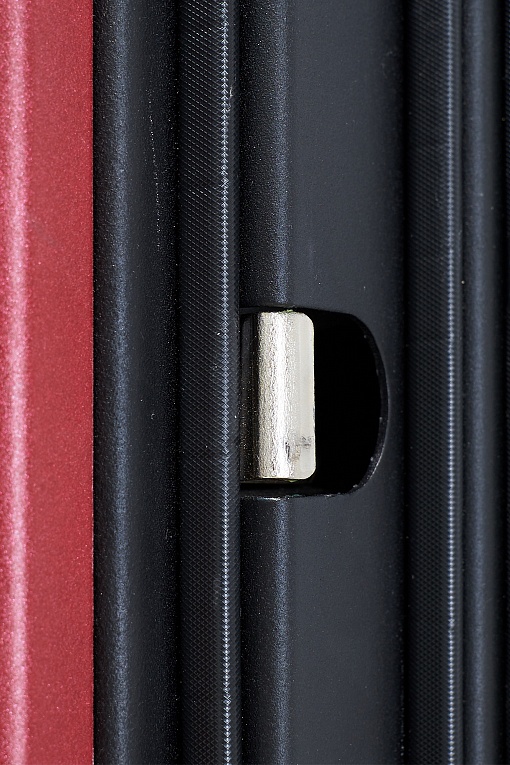 Линейный регулятор притвора обеспечивает бесшумное закрывание двери и плотное прижимание полотна к коробке