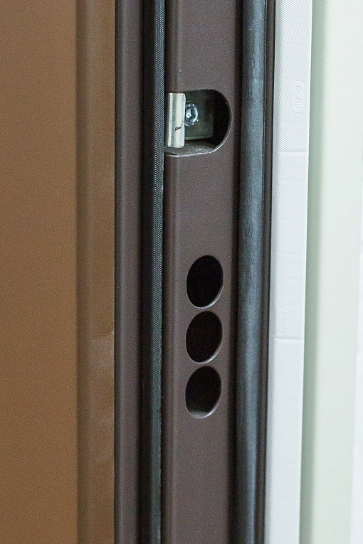Регулятор притвора позволяет сохранять высокую герметичность двери на протяжении всего срока службы
