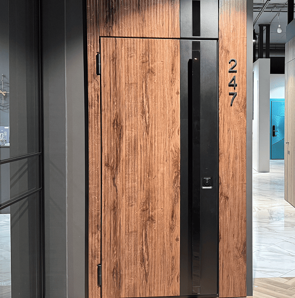 Внутри тёмная акцентная фурнитура создаёт выразительный контраст, усиливая элегантность конструкции.