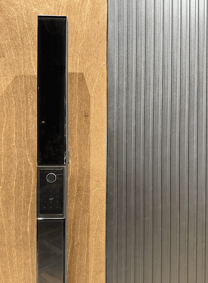 Снаружи ручка-рейлинг с&nbsp;электронной системой открывания обеспечивает максимальный комфорт и&nbsp;удобство в&nbsp;эксплуатации.