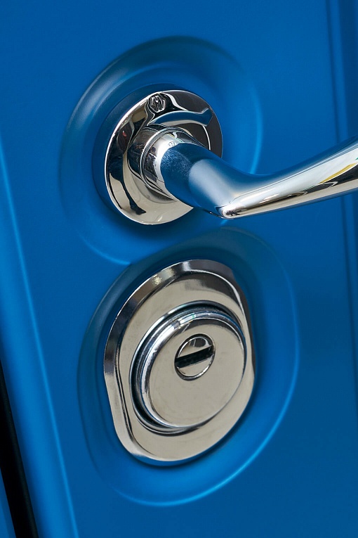 Стальной блеск ручки цвета «Хром» и синий оттенок двери дополняют друг друга