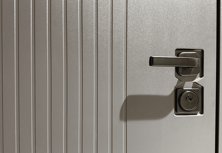 Дизайнерская отделка с&nbsp;вертикальной фрезеровкой создаёт утончённый и&nbsp;современный образ двери.