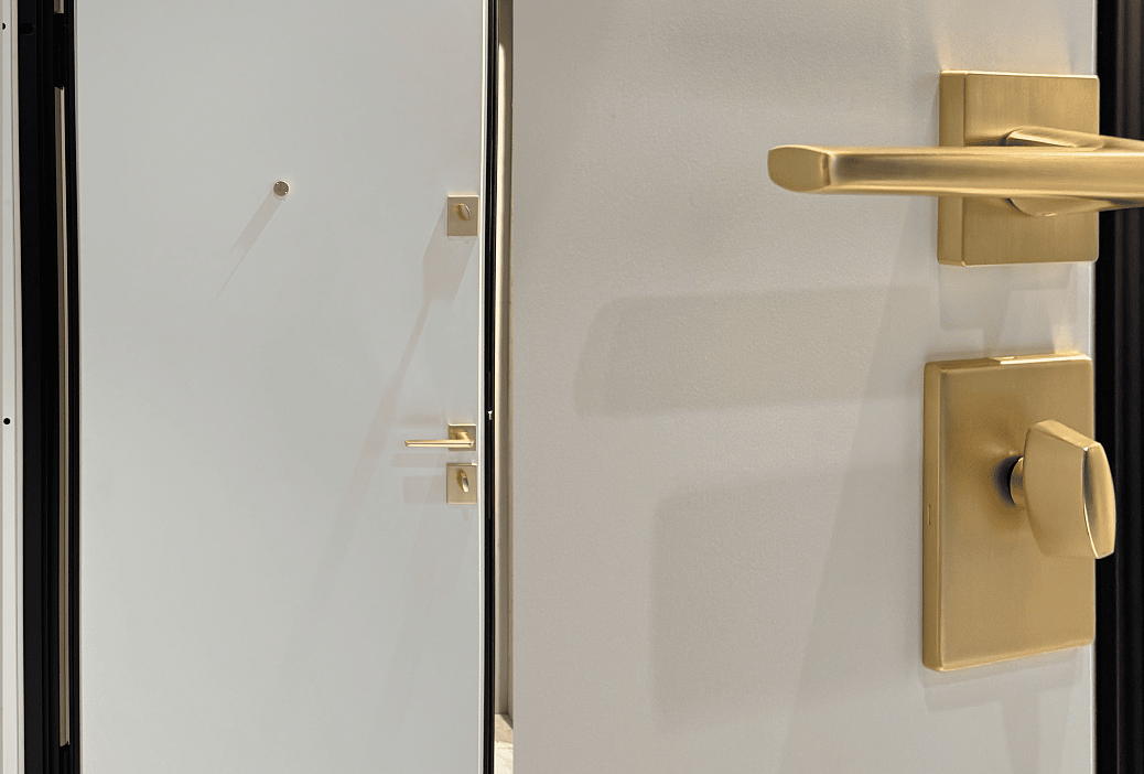 Внутренняя отделка в&nbsp;светлом цвете универсально впишется в&nbsp;любой интерьер и&nbsp;наполнит прихожую дополнительным светом.