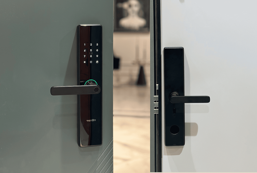 В&nbsp;дверь установлен смарт-замок TENON E15&nbsp;с нажимной ручкой, который делает повседневное пользование более комфортным.