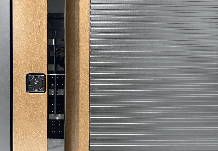 Премиальная комплектация с&nbsp;актуальным дизайном и&nbsp;смарт-системой TENON ML&nbsp;воплощает современные технологии в&nbsp;стильной входной двери.