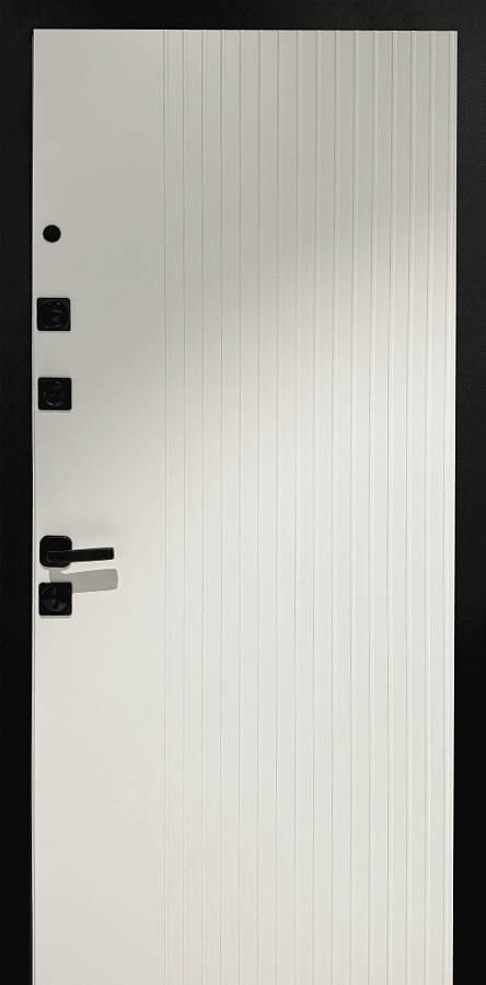 Внешняя дверь зеленого цвета с золотой отделкой, имеет три прямоугольные панели. Внутренняя дверь белого цвета с более простым дизайном.