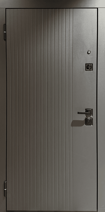 Внешняя дверь зеленого цвета с золотой отделкой, имеет три прямоугольные панели. Внутренняя дверь белого цвета с более простым дизайном.