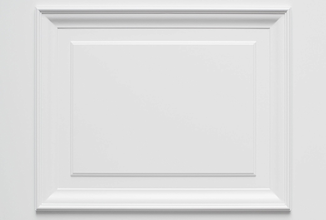 Классическая багетная рамка и белоснежный цвет подчеркивают пропорциональность и симметрию интерьера квартиры