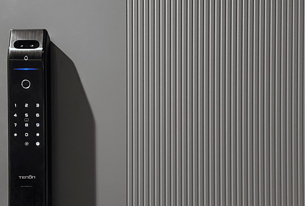 Электронный замок TENON D7Pro выполнен в&nbsp;современном дизайне с&nbsp;системой Push/Pull, обеспечивая комфортное и&nbsp;быстрое открывание двери.