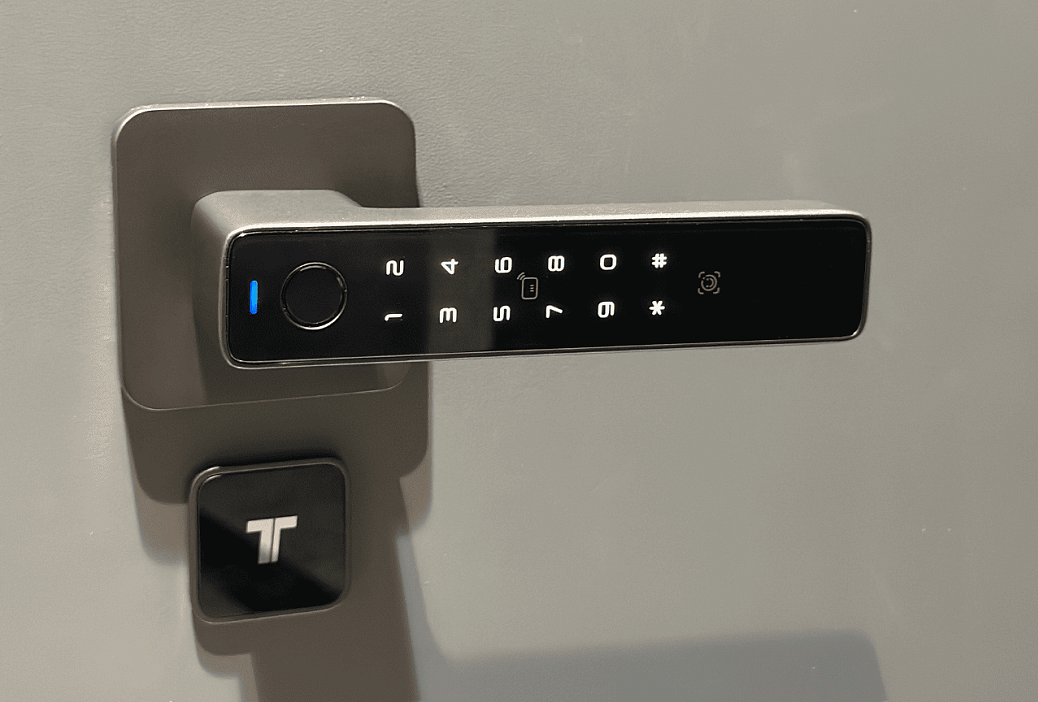 В&nbsp;дверь установлена смарт-система TENON&nbsp;MK, которая делает пользование дверью комфортнее.