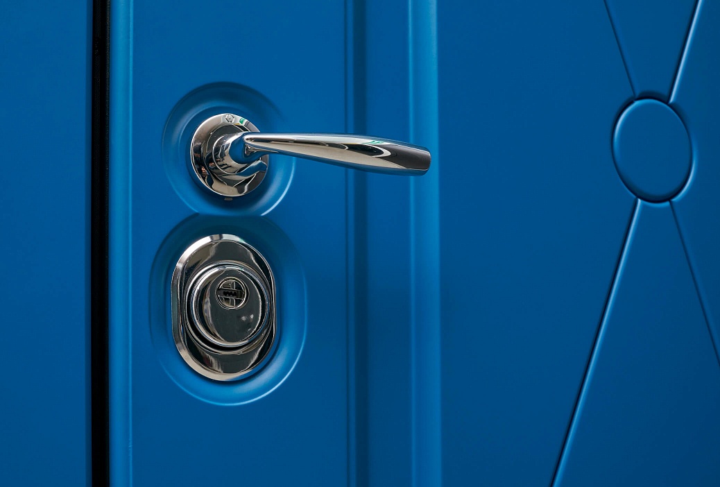 Отражение небесно-голубого оттенка «Ral 5019» в фурнитуре двери добавляет гармонию цветовому сочетанию