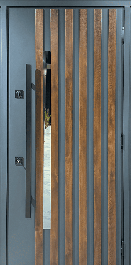 Внешняя дверь зеленого цвета с золотой отделкой, имеет три прямоугольные панели. Внутренняя дверь белого цвета с более простым дизайном.