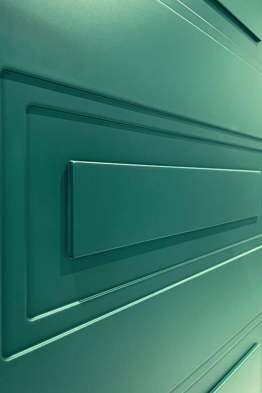 Двухуровневая фрезеровка подчёркивает глубокий оттенок двери, который напоминает весеннюю зелень