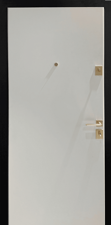 Внешняя дверь зеленого цвета с золотой отделкой, имеет три прямоугольные панели. Внутренняя дверь белого цвета с более простым дизайном.