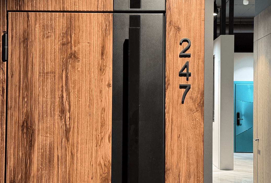 Дверь можно дополнить стеновыми панелями и&nbsp;номером квартиры, создавая цельный и&nbsp;персонализированный образ входной зоны.