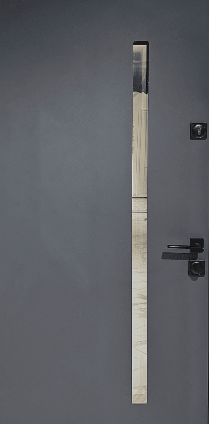 Внешняя дверь зеленого цвета с золотой отделкой, имеет три прямоугольные панели. Внутренняя дверь белого цвета с более простым дизайном.