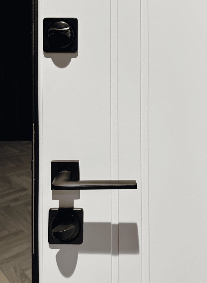 Внутри тёмная акцентная фурнитура создаёт выразительный контраст, усиливая элегантность конструкции.