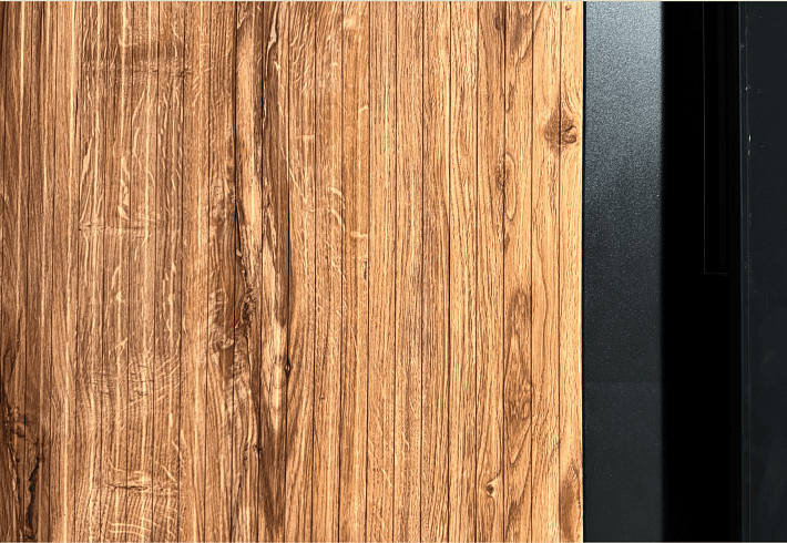 Сочетание противоположных фактур выглядит эффектно и&nbsp;гармонично, подчёркивает уникальный дизайн двери.