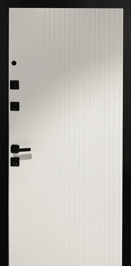 Внешняя дверь зеленого цвета с золотой отделкой, имеет три прямоугольные панели. Внутренняя дверь белого цвета с более простым дизайном.