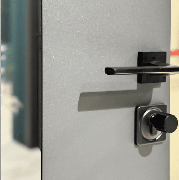 Снаружи ручка-рейлинг в&nbsp;тёмном цвете обеспечивает комфортное открывание и&nbsp;защищена от&nbsp;коррозии и&nbsp;повреждений.