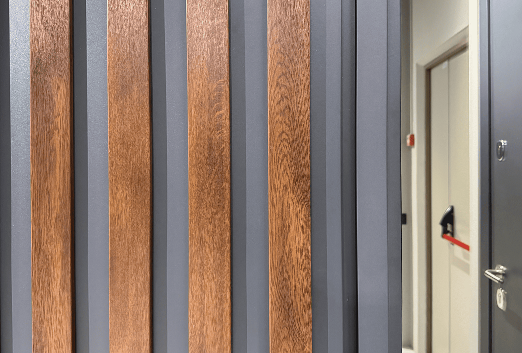 Дверь оснащена терморазрывами, которые надёжно сохранят тепло в&nbsp;доме даже в&nbsp;сильные морозы.