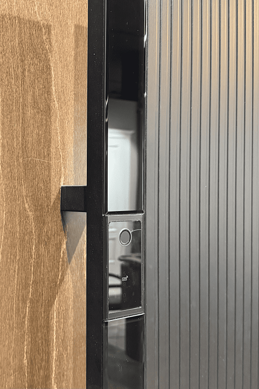 Современный стиль двери идеально дополняет ручка-рейлинг, усиливая её&nbsp;лаконичный и&nbsp;выразительный характер.