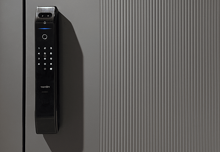 Модная отделка с динамичными вертикальными линиями придаёт двери утончённый и современный характер.