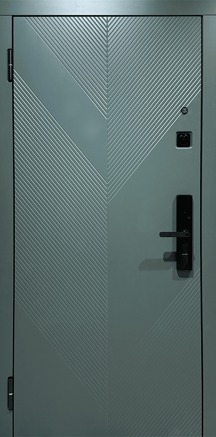 Внешняя дверь зеленого цвета с золотой отделкой, имеет три прямоугольные панели. Внутренняя дверь белого цвета с более простым дизайном.