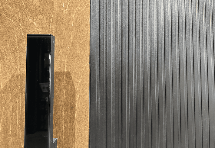 Сочетание противоположных фактур выглядит эффектно и&nbsp;гармонично, подчёркивая уникальный дизайн двери.