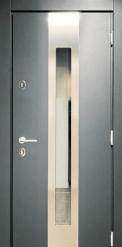 Внешняя дверь зеленого цвета с золотой отделкой, имеет три прямоугольные панели. Внутренняя дверь белого цвета с более простым дизайном.