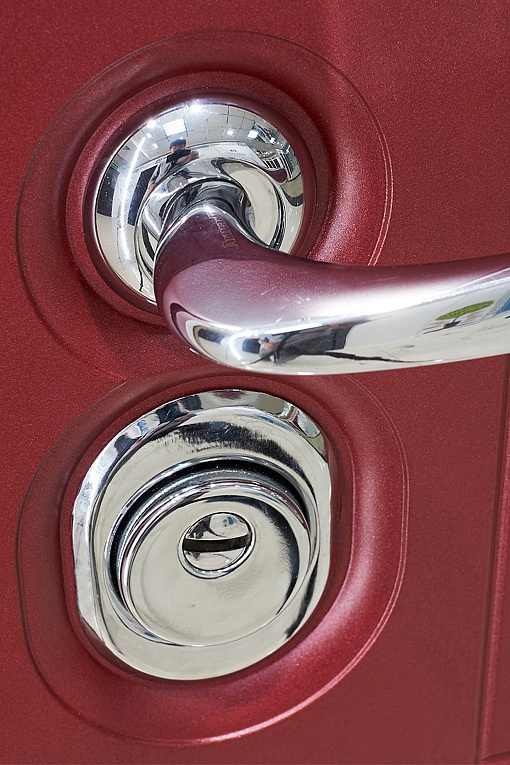 Ручка двери цвета «Хром» создаёт контраст с бордовым оттенком панели, подчёркивает фактурность фрезеровки