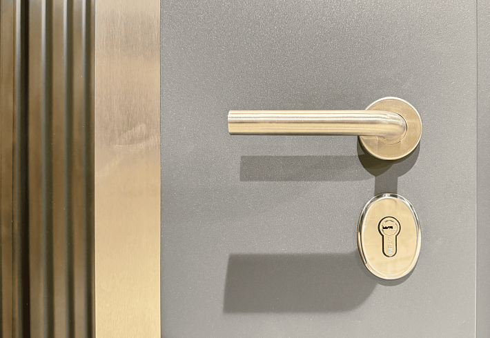 Терморазрыв полотна защищает дверь от&nbsp;промерзания, образования конденсата и&nbsp;наледи.