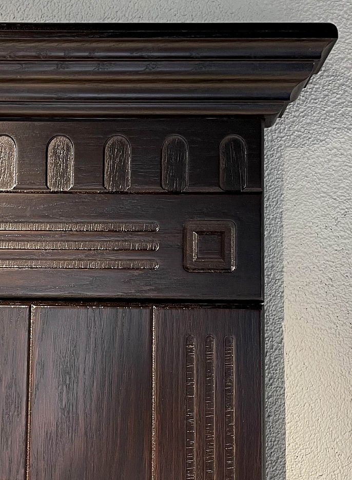Декоративный портал сверху двери создаёт выразительный классический акцент