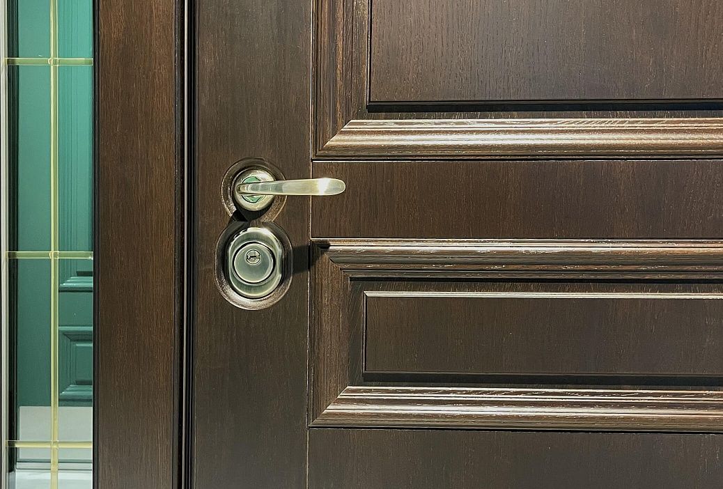Золотисты цвет ленты внутри стекла сочетается с фурнитурой, порогом и отбойником