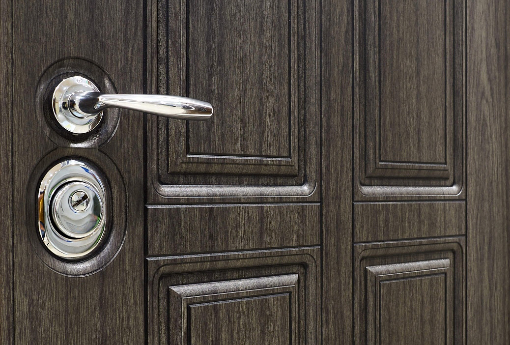 Холодный оттенок фурнитуры цвета «Хром» делает дизайн двери современным